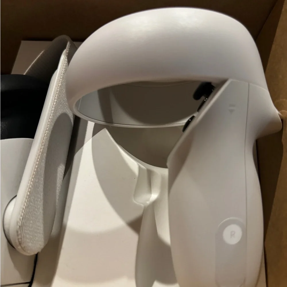 I am selling a oculus quest 2 only used 5 times no scratches or dents